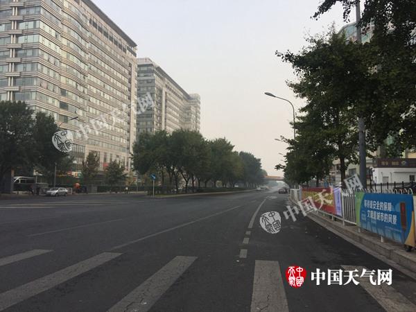 10月1日早晨,北京海淀区略有轻雾。