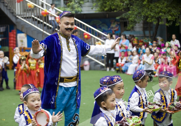 爱在童心、祝福祖国 北碚区朝阳幼儿园用特有