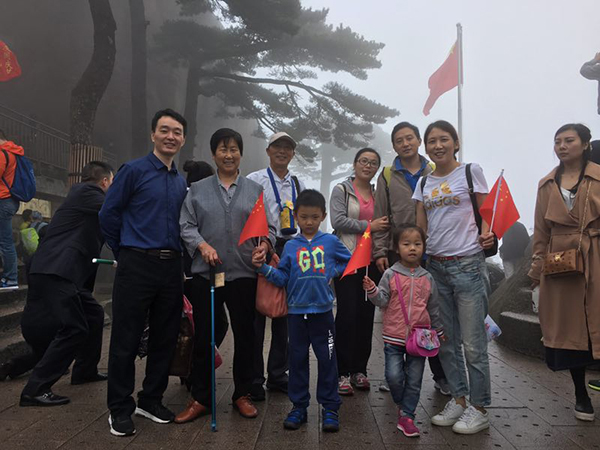 黄山在迎客松旁举行升旗仪式,与祖国同龄游客