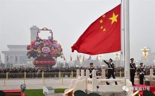 ▲10月1日清晨，10余万群众在北京天安门广场观看国旗升起。    新华社记者 罗晓光 摄
