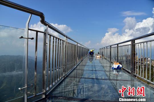广东清远连山金子山的玻璃廊桥 曾令华 摄