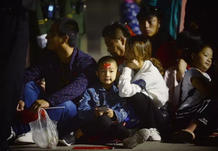 今日最燃时刻!天安门广场升国旗仪式 10万人共