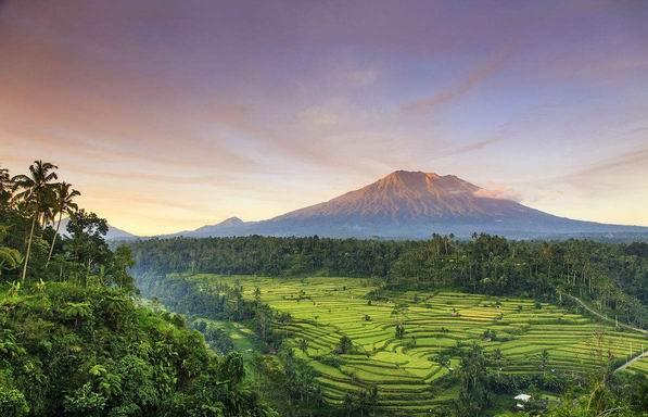 巴厘岛火山随时会喷,普吉岛潜水员罢工,还能愉