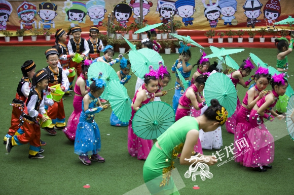 爱在童心、祝福祖国 北碚区朝阳幼儿园用特有