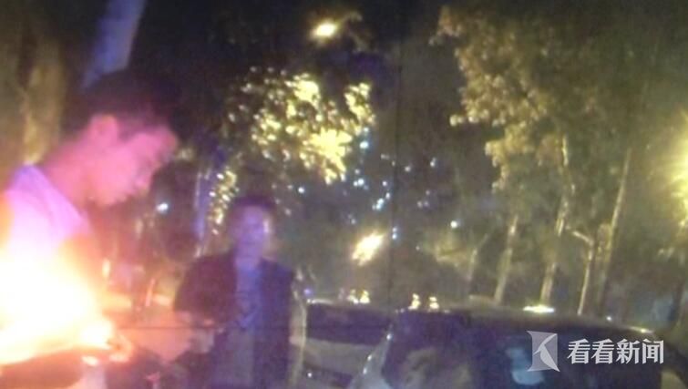 视频|20岁小伙取得驾照太兴奋狂喝酒 领证不到