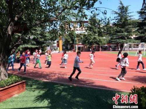 资料图:西安市未央区大明宫小学学生上体育课。 梅镱泷 摄