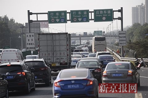 京开高速魏善庄路段出京方向车辆拥堵严重