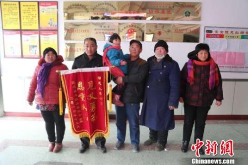 资料图:为见义勇为者送锦旗。 刘军涛 摄