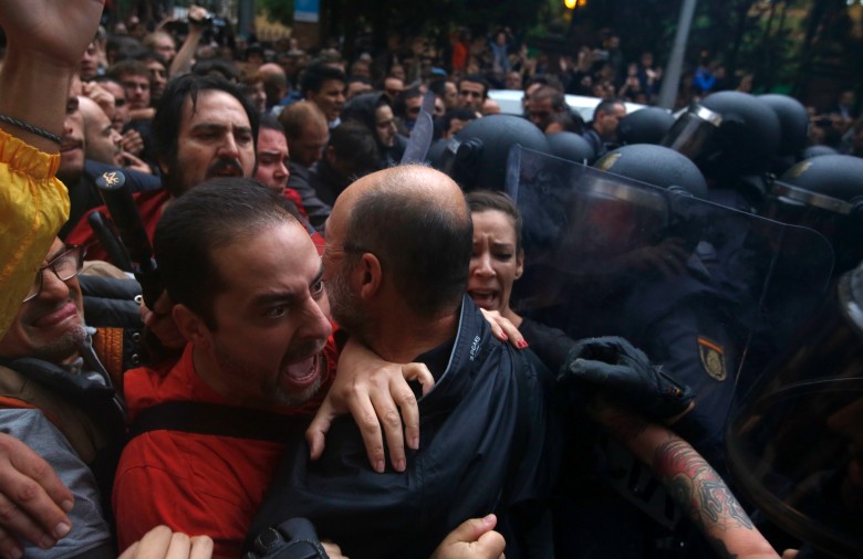 加泰罗尼亚“独立公投”，选民与西班牙国家警察爆发冲突（图源：美联社）