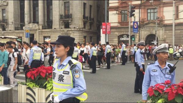 國慶當天外灘游客眾多，黃浦警方派出大量警力維持交通治安狀況。
