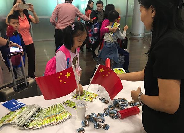 长假 中国驻毛里求斯使馆机场举办领事服务接