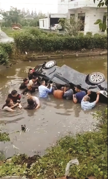 11名村民水中救人。视频截图