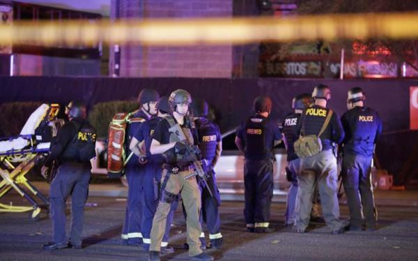 当地时间10月1日，在美国西部城市拉斯维加斯，警察在枪击事件现场警戒。新华社 图