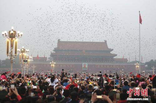 10月1日，民众在北京天安门广场观看国庆升旗仪式。中新社记者 盛佳鹏 摄