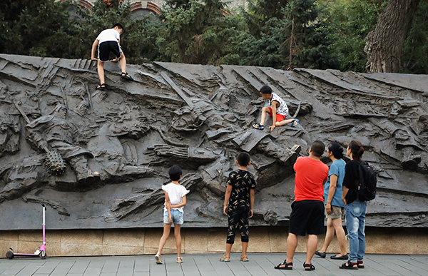 媒体称国外游客素质也好不到哪里去 美国人嗓