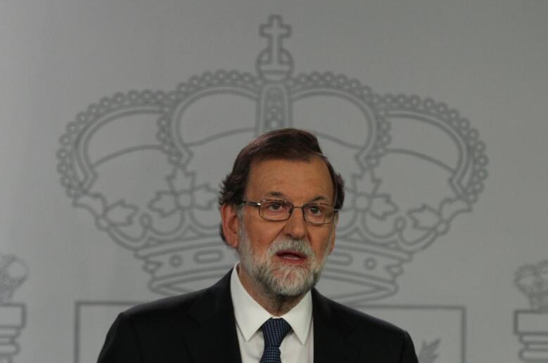  西班牙首相拉霍伊在马德里蒙克洛亚宫发表声明。 