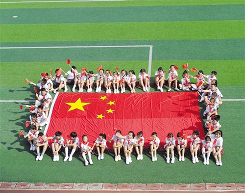 各地举行升旗仪式庆祝新中国成立68周年