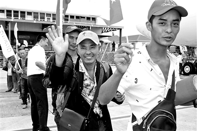 两架包机接回377名国外受困同胞