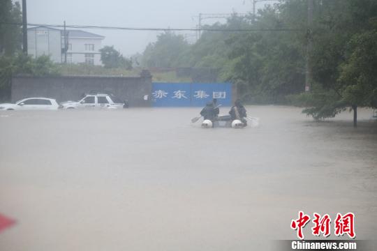 消防官兵携带橡皮艇、救援绳、雨衣等装备赶往现场营救 张振摄