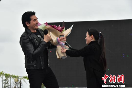 费翔现身江苏大丰荷兰花海 歌声唤起时代记忆