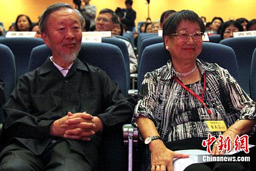 2009年诺贝尔物理学奖得主华裔科学家高锟(左)。