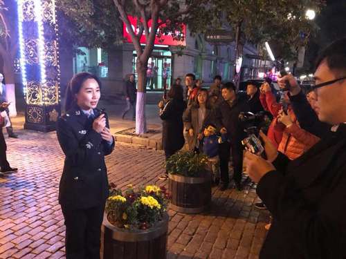 10月1日晚,黑龙江公安厅龙警小妹在哈尔滨中央大街做直播 图/通讯员 刘继滨