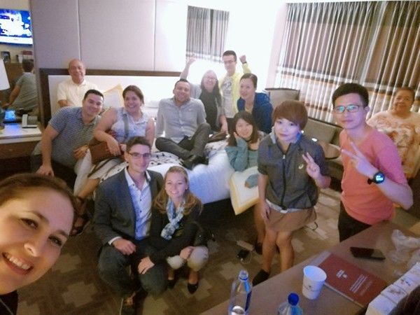 劫后余生。来自各国的10多个人在同一间房里避难。