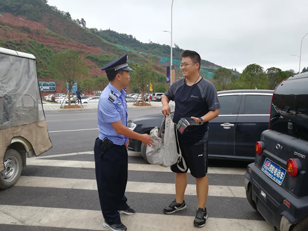 沈阳游客大意失包,湖南凤凰公安及时找回获赞