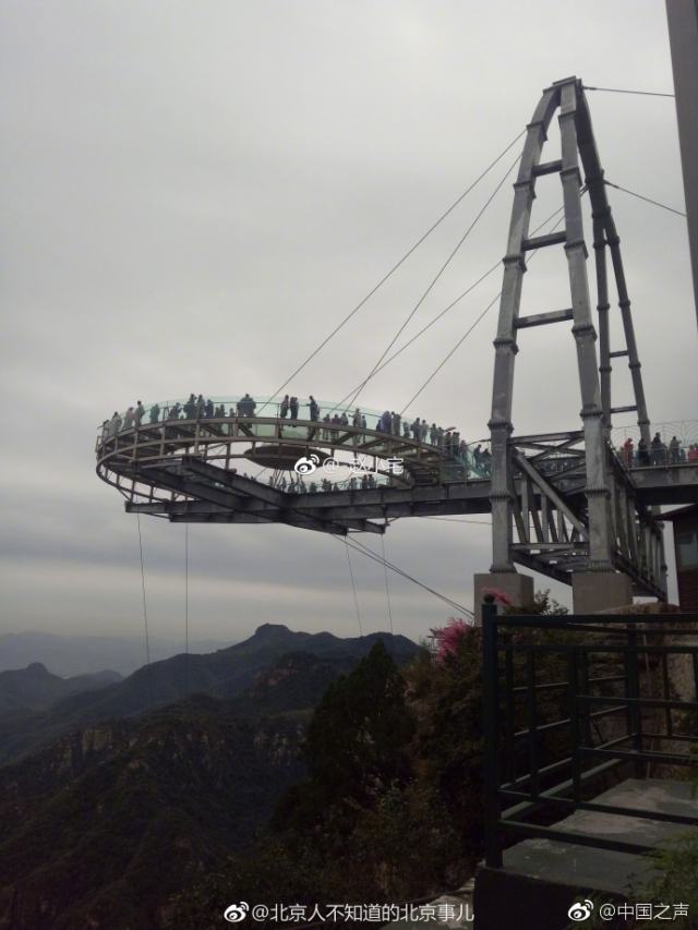 北京石林峡景区一孩子从缆车上坠落 生死不明