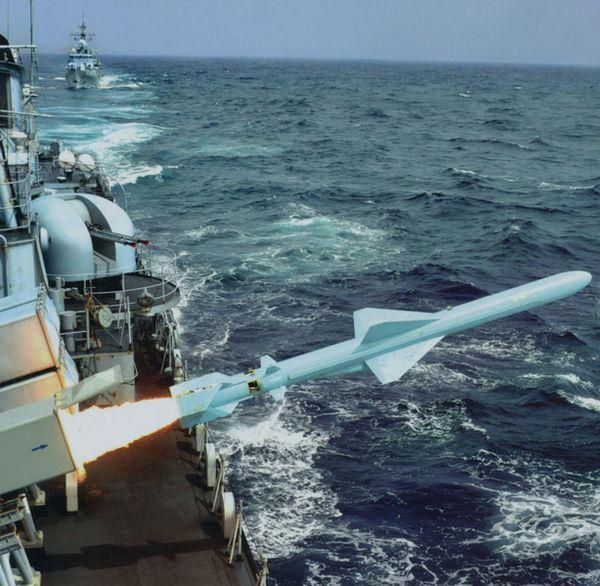 军舰发射反舰导弹