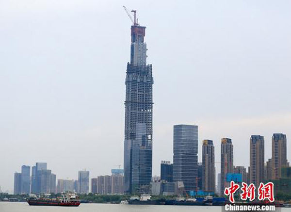 8月7日，正在建设中的武汉绿地中心。  本文图片均为中新网 图