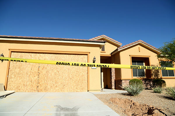 当地时间2017年10月2日，美国内华达州马斯奎特，枪击案发生后，拉斯维加斯警方立即对嫌犯帕多克位于内华达州马斯奎特（Mesquite）的家进行了搜查。  视觉中国 图