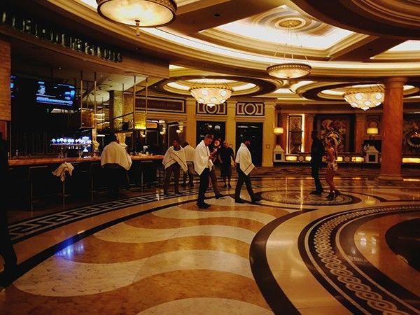 事发地附近的凯撒皇宫酒店大堂内。