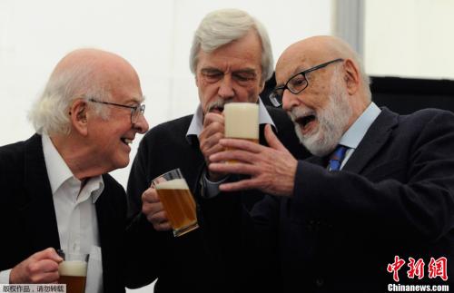 当地时间10月24日，西班牙奥维耶多，2013年诺贝尔物理学奖得主——比利时理论物理学家弗朗索瓦·恩格勒亮相新闻发布会。发布会后弗朗索瓦·恩格勒高举酒杯。