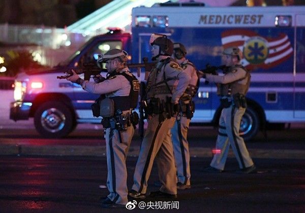 警察在枪击事件现场警戒