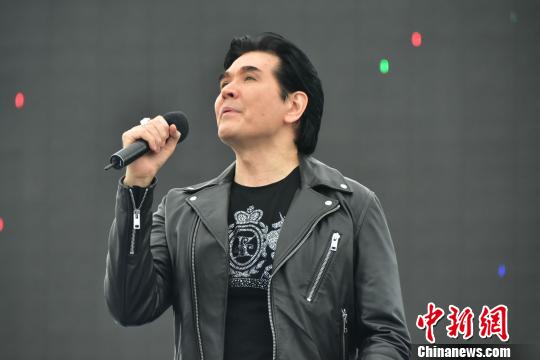 费翔现身江苏大丰荷兰花海 歌声唤起时代记忆