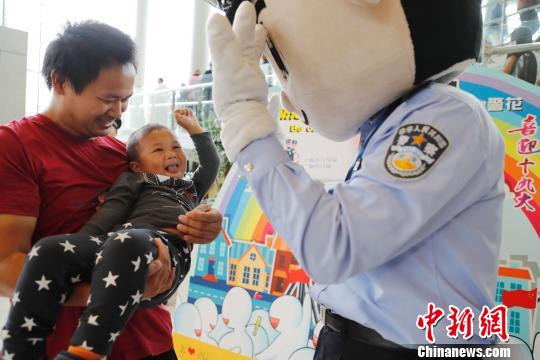 上海市公安局静安分局开展我为祖国来站岗主