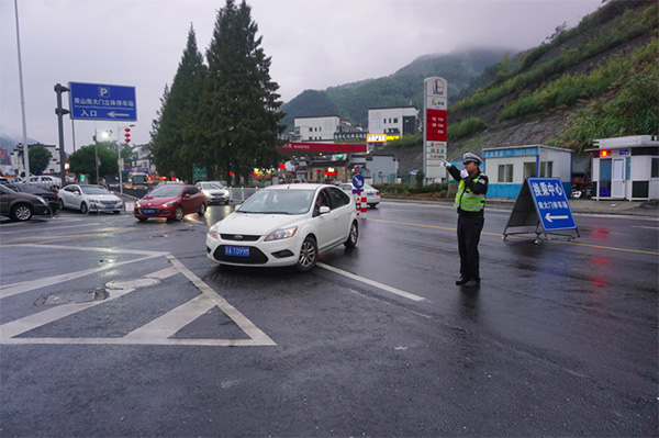 坚守者丨黄山交警:一个月饼几人分,兄弟共保