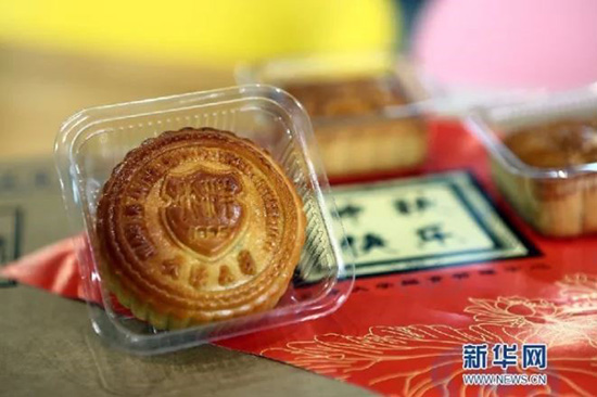 校友散落五湖四海,新生源源不断再来。东华大学特别照顾了今年报到的新生,每人一枚东华特制LOGO月饼是新生专属福利。