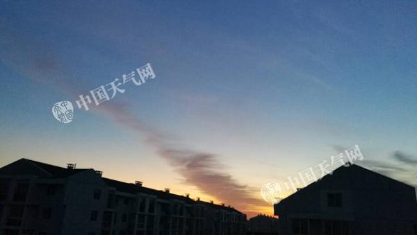 4日早晨北京天空之美(张辉 摄)