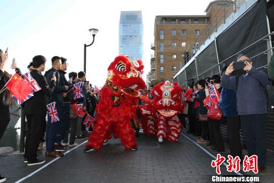 当地华人华侨舞狮欢迎编队到访。 王攀科 摄