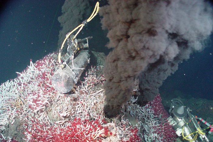 日本宣布在冲绳附近成功开采深海热液喷口矿藏