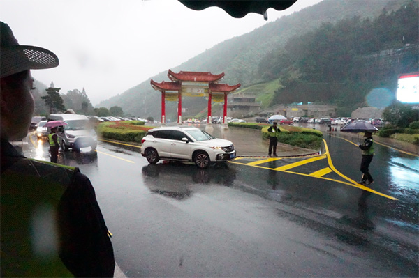 坚守者丨黄山交警:一个月饼几人分,兄弟共保