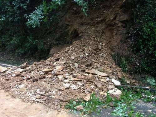 国庆节期间，武当山景区连日来连绵不断的霏霏细雨，造成景区公路多个路段出现山体滑坡险情，给交通带来巨大安全隐患。