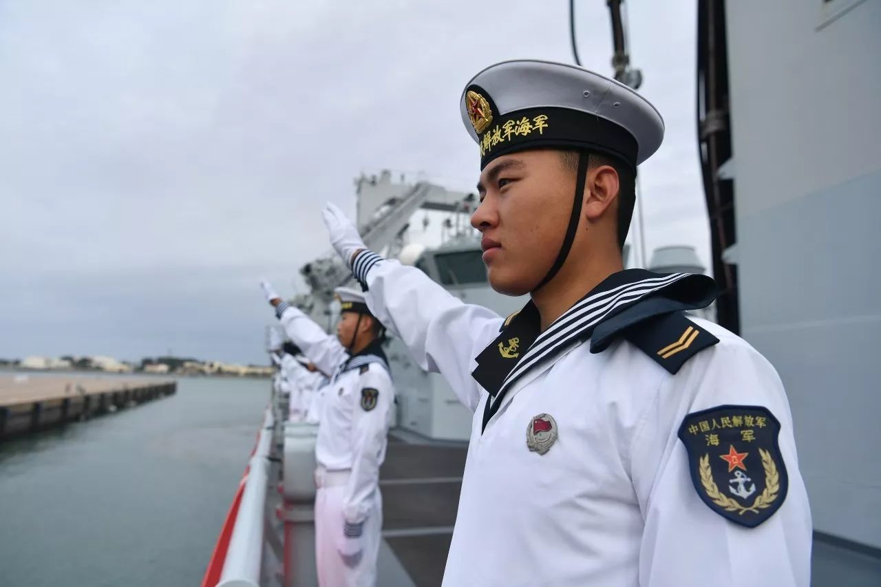 △10月3日,青岛,海军官兵向码头前来迎接的战友挥手致意(图/视觉中国)