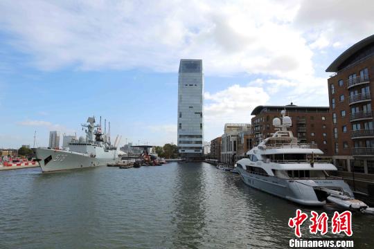 编队扬州舰通过船闸驶入伦敦港金丝雀码头。 林健 摄