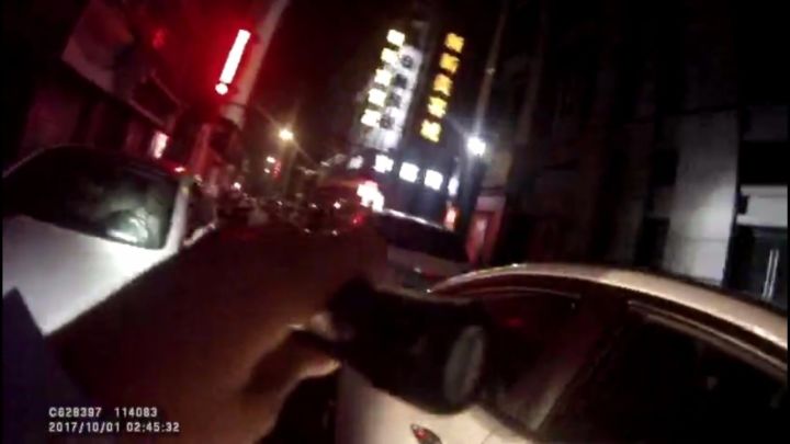 午夜2点,一辆启动着的汽车停在马路中间,司机双目紧闭……