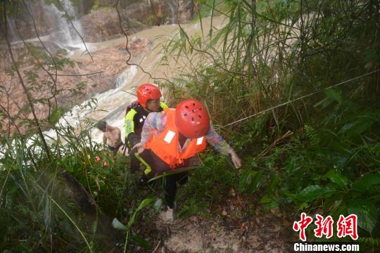 图为救援现场。 黄永业 摄