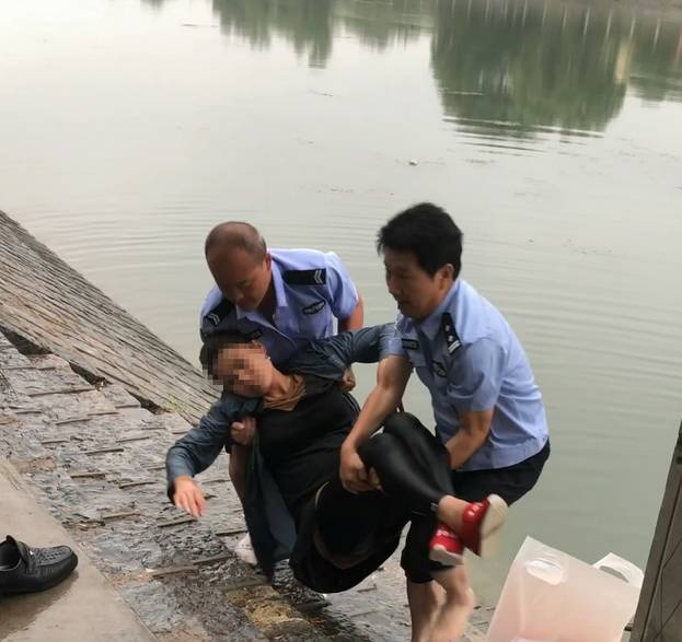 中秋前夕,怀孕的老婆都跳河了,老公还在朋友家