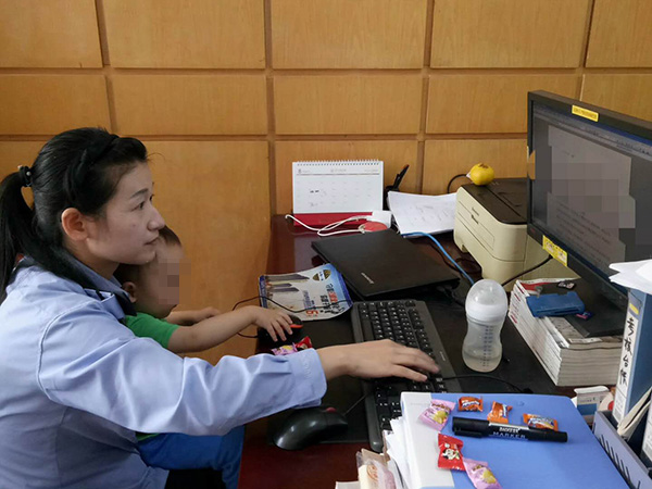 坚守者|龙凤胎警察妈妈带儿国庆值班,检察官爸